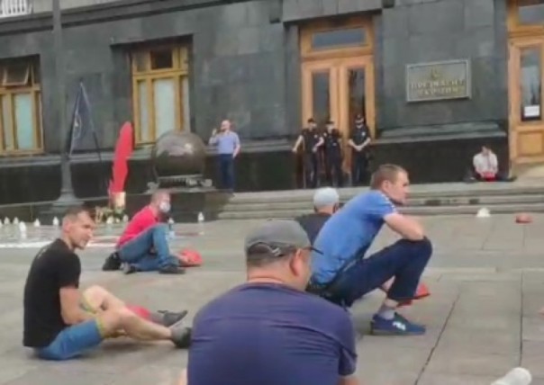 Гремящими касками львовские шахтёры добились встречи с Зеленским