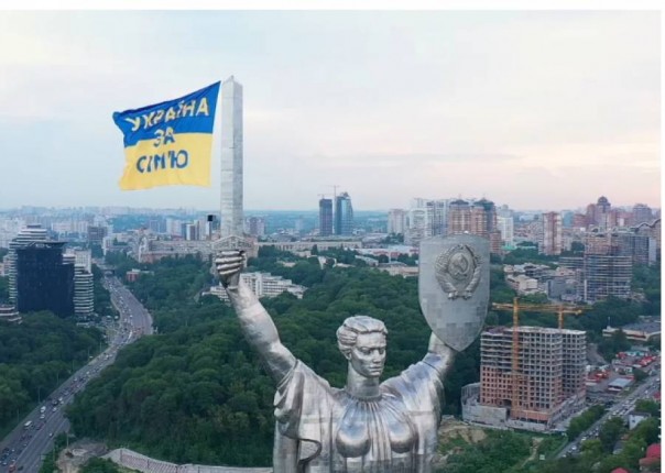 На памятник Родина-матери в украинской столице повесили флаг «Украина за семью»