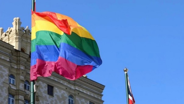 Очередной комингаут: Британские дипломаты вывесили радужный флаг вслед за американскими коллегами