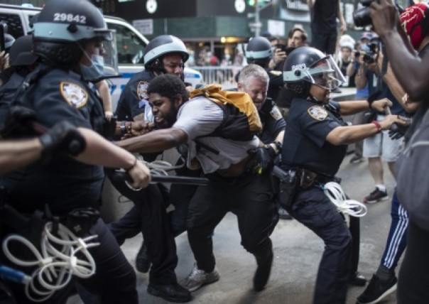 «Преступником быть лучше». Американские полицейские пишут заявления об отставке