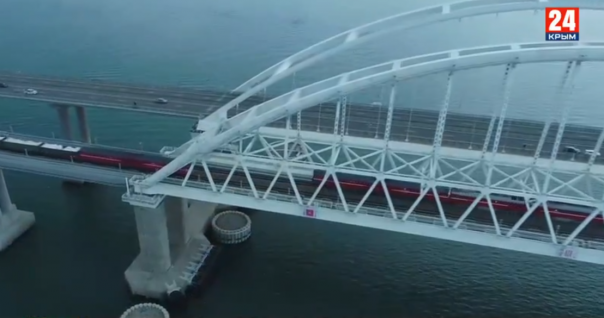 На Крымском мосту открыли грузовое железнодорожное движение