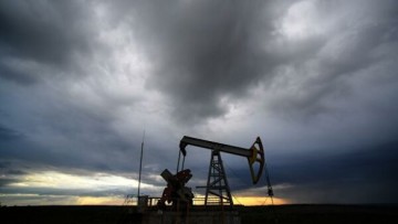 Страны ОПЕК договорились продлить сокращение добычи нефти на месяц