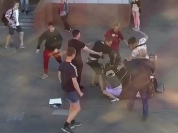 Подростки напали на уличных музыкантов в Петербурге, беременной женщине сломали нос