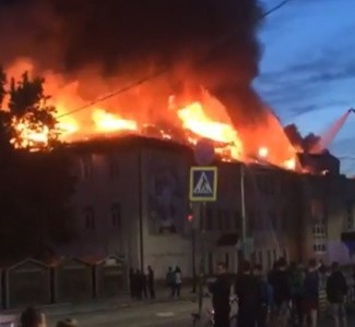 Огненное зарево: в Гусь-Хрустальном полыхает Дом культуры