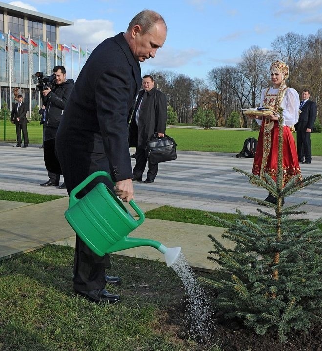Почему Путин за 20 лет не убрал всех "врагов" из власти и среди силовиков есть предатели?...