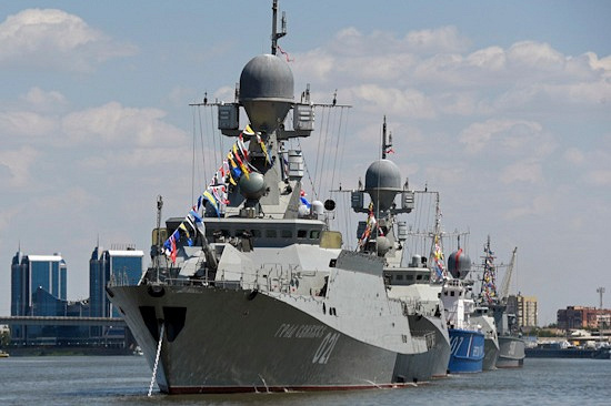 Впервые в этом году военно-морской парад пройдёт в Каспийске. В Санкт-Петербурге в акваторию Невы вошел парусник "Полтава"