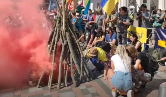 Под Радой «сожгли мову» и произошли стычки нацозабоченных с полицией