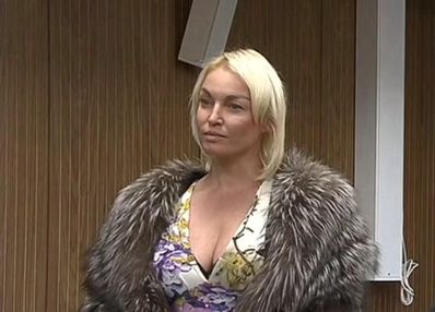 Ну хоть в суде на шпагат не села