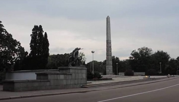 Вандал попытался затушить Вечный огонь в Калининграде