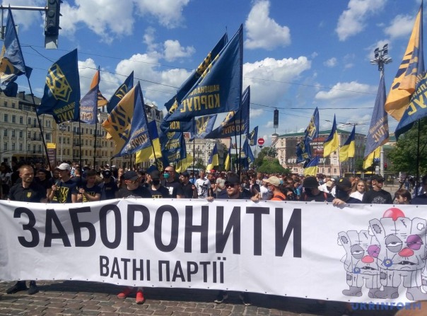 «И с призывами к убийству». Националисты в Киеве промаршировали с требованием запретить «ватные партии»