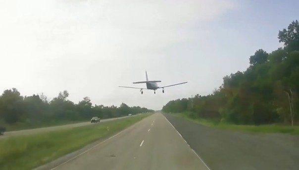 Вынужденная посадка самолета на шоссе попала на видео