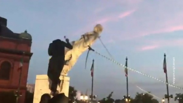 В Балтиморе протестующие снесли памятник Христофору Колумбу