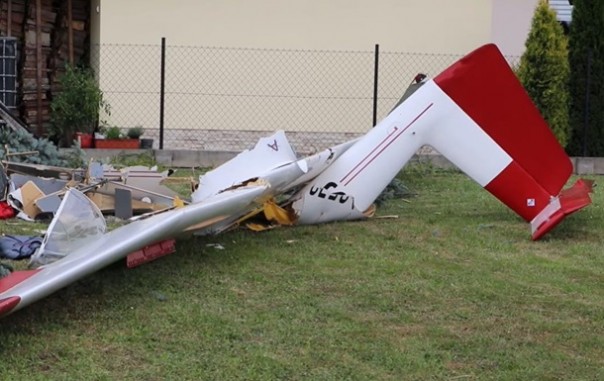 В Польше самолет упал возле частного дома