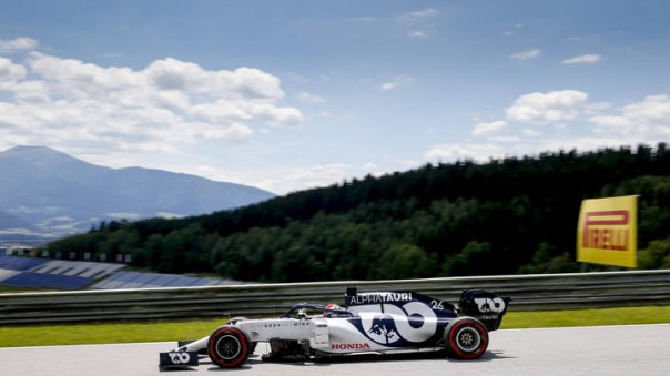 Русский не преклонил колено и был затравлен. Свои поддержали, но предупредили о "карательных мерах"