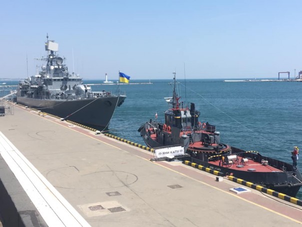 Пользователей интернета рассмешила фотография сделанная в Одессе во время празднования Дня ВМС Украины