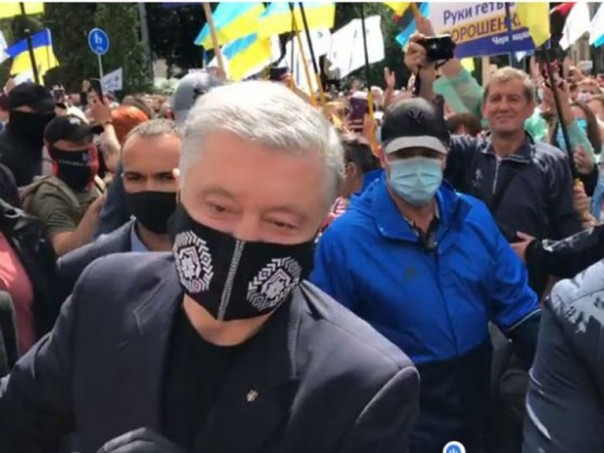 По дороге в суд Порошенко подрался с журналистами, после суда обозвал власть Зеленского «никчемной» и провозгласил себя «лидером оппозиции»