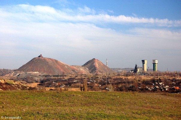 Разноцветные пятна на борту террикона