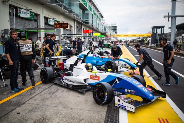 Блестящая победа: петербургский пилот Роберт Шварцман выиграл гонку «Формулы-2»