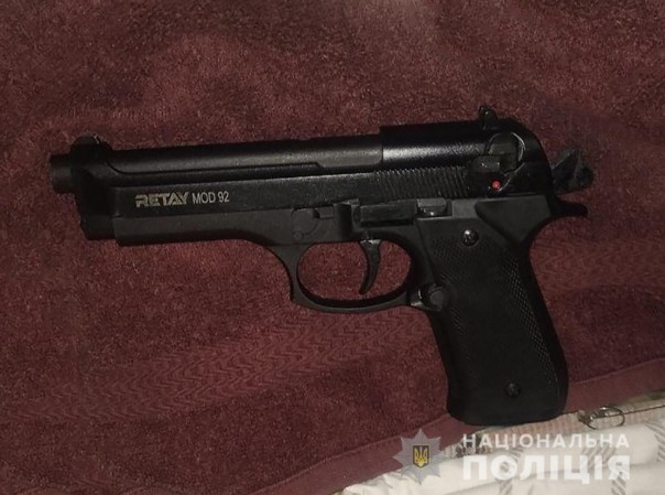 В Бердянске пьяный херой АТЫ средь бела дня открыл огонь по детской площадке