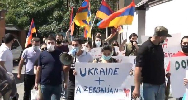 В Ереване протестующие облили борщом посольство Украины за заявление о поддержке территориальной целостности Азербайджана
