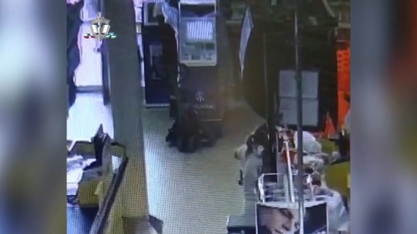 В Уфе средь бела дня вынесли банкомат из супермаркета