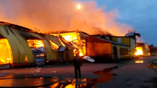 В Мытищах сгорел огромный склад с картоном