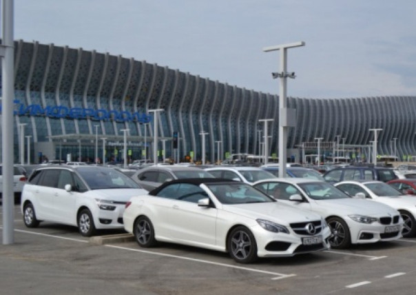В Крыму ажиотаж на рынке аренды автомобилей. Очередь на две недели вперед