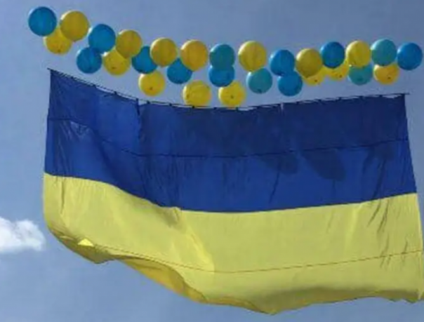 В ДНР сбили флаг Украины, направленный в Донецк на воздушных шариках