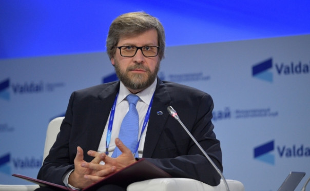 России пора сбрасывать с вертолета свои паспорта всем желающим? Федор Лукьянов