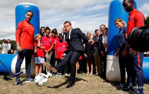 Макрон попал мячом в голову подростка