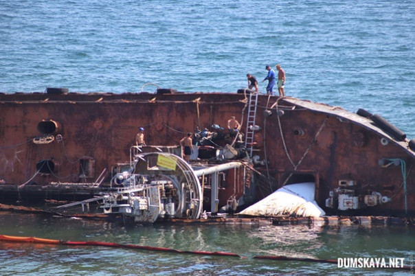 На затонувшем у Одессы танкере произошел новый масштабный разлив топлива