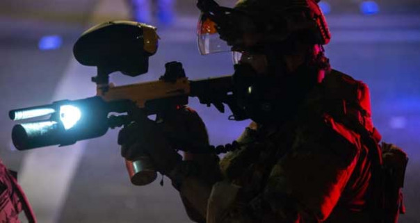 Чёрные фары у соседних ворот