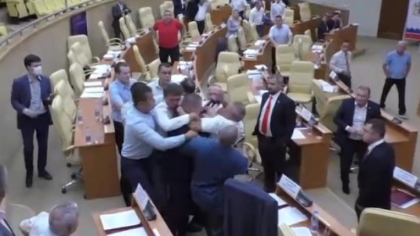 Депутаты заксобрания сошлись в рукопашной схватке