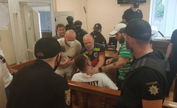 В Одессе нацозабоченный блогер порезал себе шею в зале суда