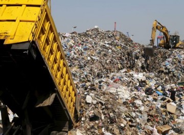 Из-за переполненных площадок МПБО-2 появляется все больше стихийных свалок