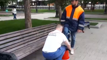 Москвич призвал россиян быть благодарными мигрантам и опустился перед одним из них на колено