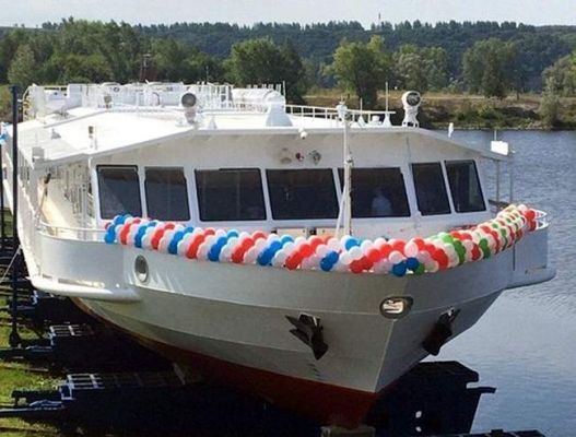 Первый в России теплоход на сжиженном газе спустили на воду в Татарстане