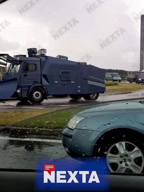 Майдан отменяется: В Минск съезжаются колонны спецтехники для разгона митингов, место сбора оппозиции обнесли забором