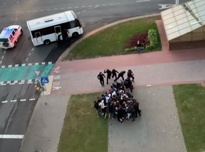 Очень жёсткий разгон людей на проспекте Дзержинского в Минске, в городе слышны стрельба и взрывы