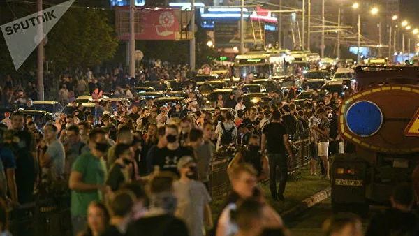 На метро "Спортивная" в Минске прибывают протестующие в защитной амуниции, туда же прибыла колонна автозаков