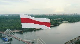 Над Киевом на дронах запустили бело-красный оппозиционный флаг Белоруссии