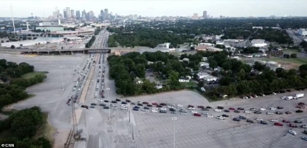 Штат Техас, США. «Если бы не это, мы бы, наверное, голодали»: автомобильная очередь тянется более чем на милю в фейр-парке Food Giveaway