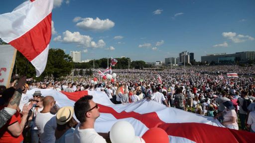 Макрону веры нет