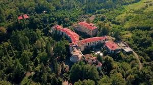 Город заброшенных санаториев: как сейчас выглядит известный советский курорт Грузии