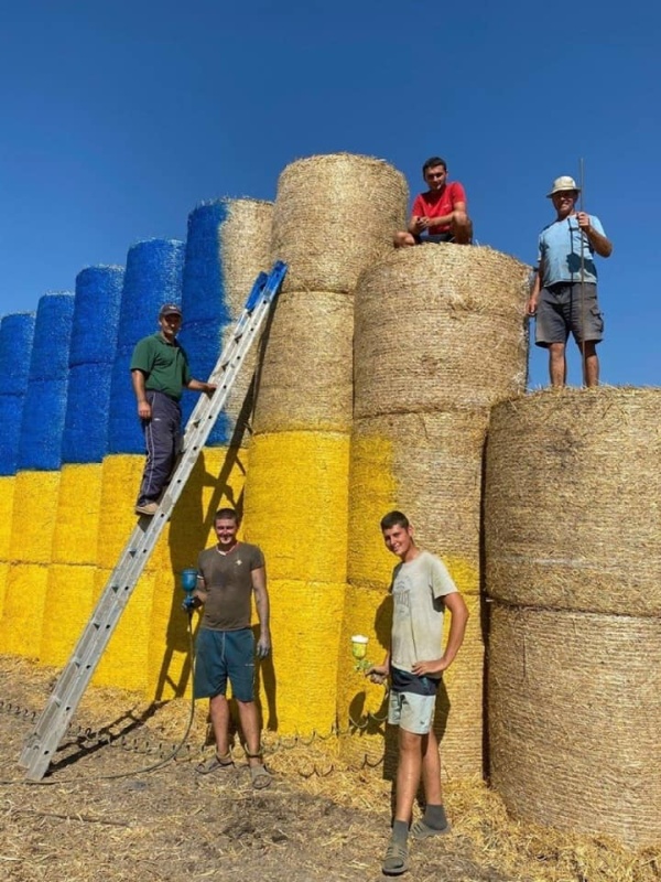 Страна невиданных рекордов: На Западной Украине создали 52-метровый флаг Украины из соломы