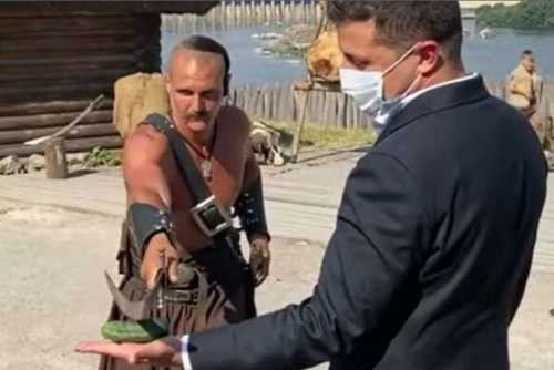 Зе оказался молодцом – полез под саблю с огурцом