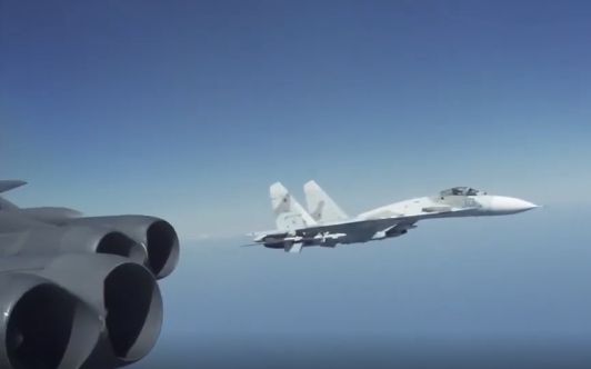 Манёвр прямо перед носом. Появилось видео, как Су-27 "играли" перед бомбардировщиком США