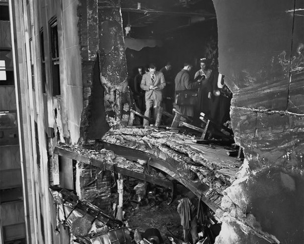 История одной фотографии: дыра в небоскребе от столкновения с бомбардировщиком в 1945 году