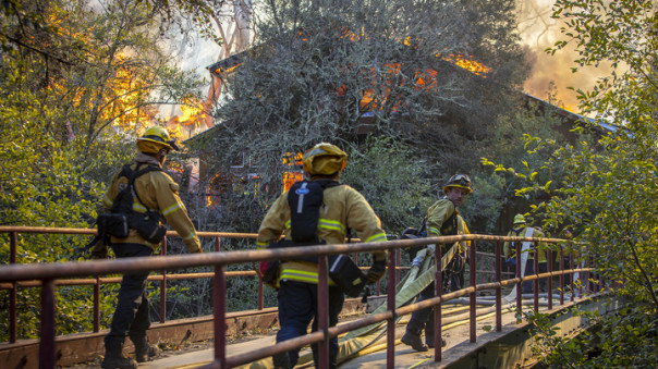 Жара и огонь: тысячам американцев приказано покинуть дома