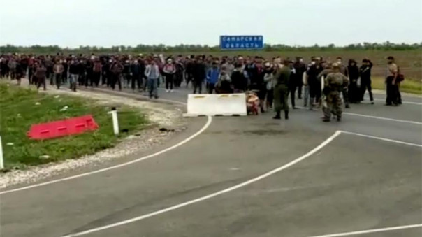 На российско-казахстанской границе произошла стычка мигрантов с правоохранителями